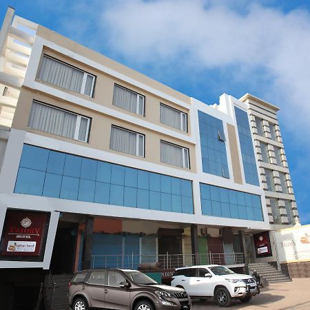Hotel Tridev Varanasi Exterior foto