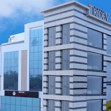 Hotel Tridev Varanasi Exterior foto