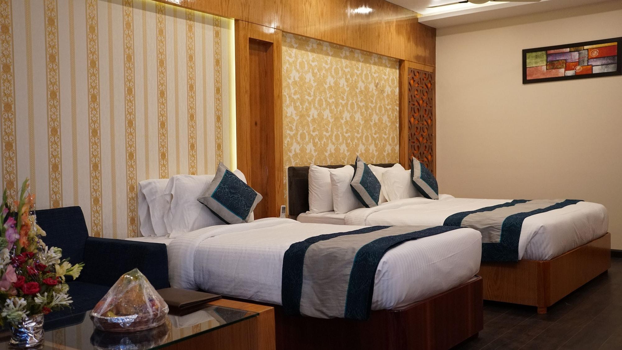 Hotel Tridev Varanasi Exterior foto