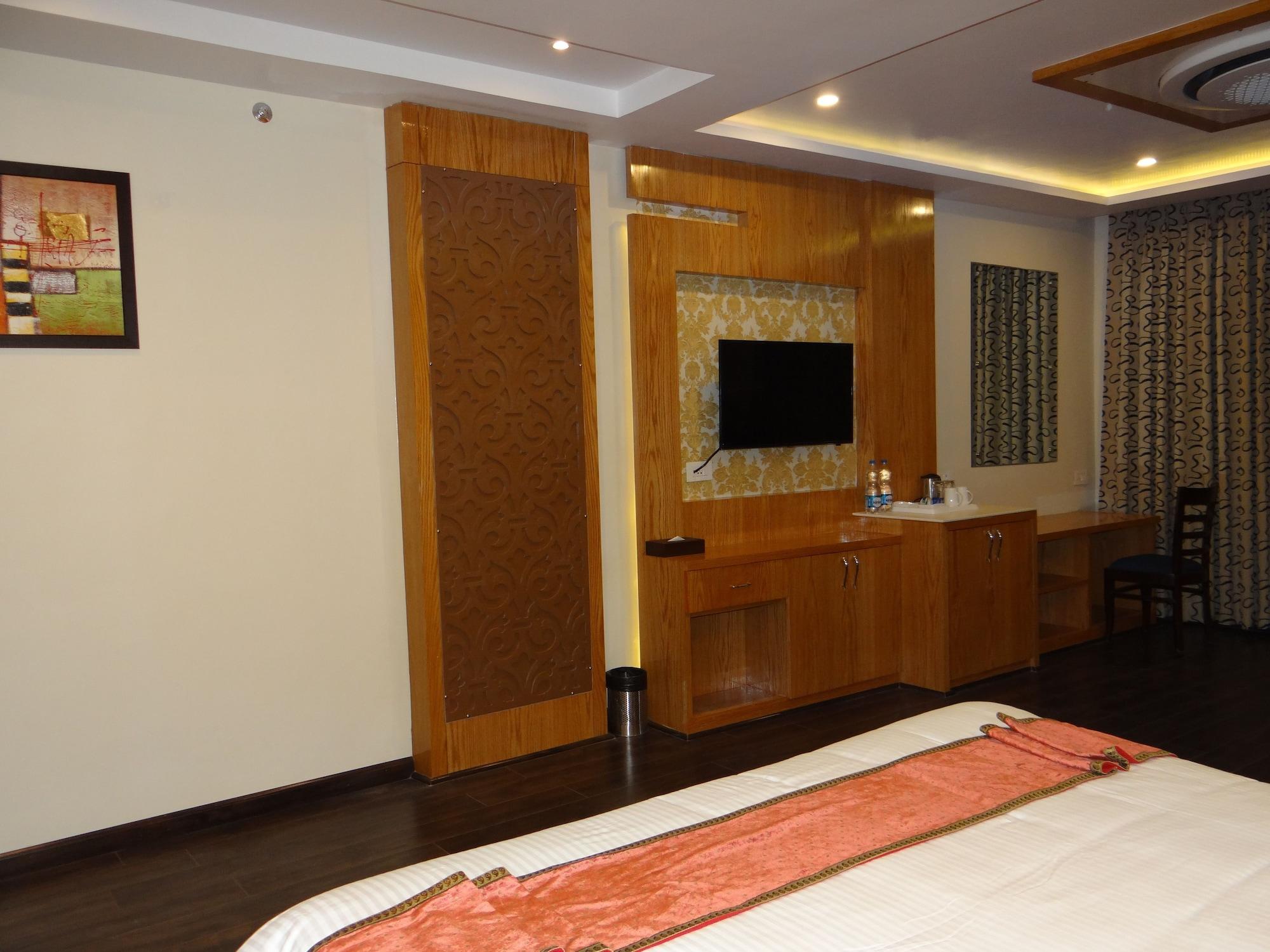 Hotel Tridev Varanasi Exterior foto