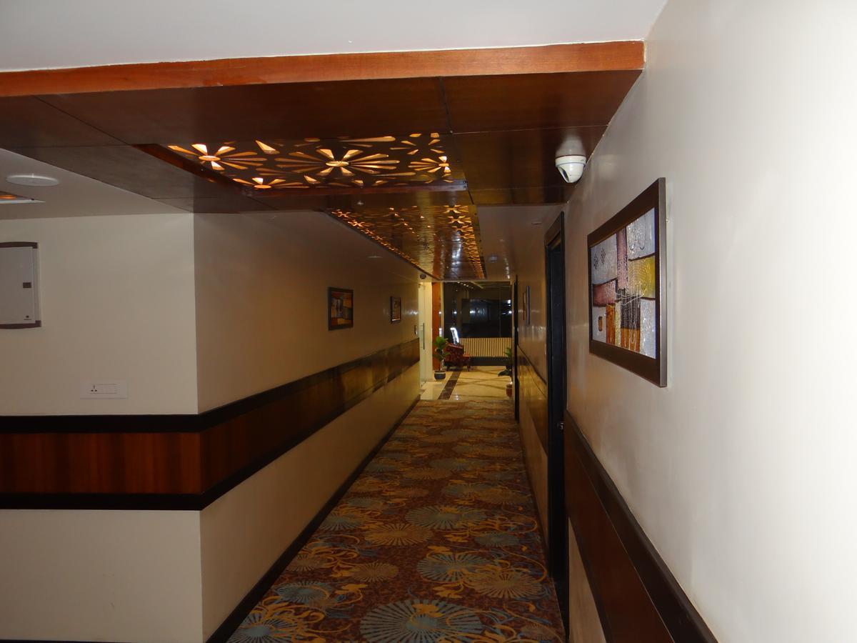 Hotel Tridev Varanasi Exterior foto