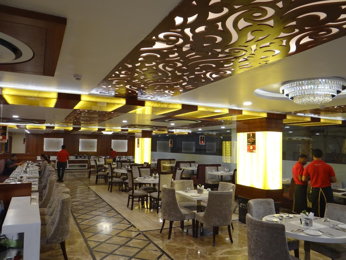 Hotel Tridev Varanasi Exterior foto
