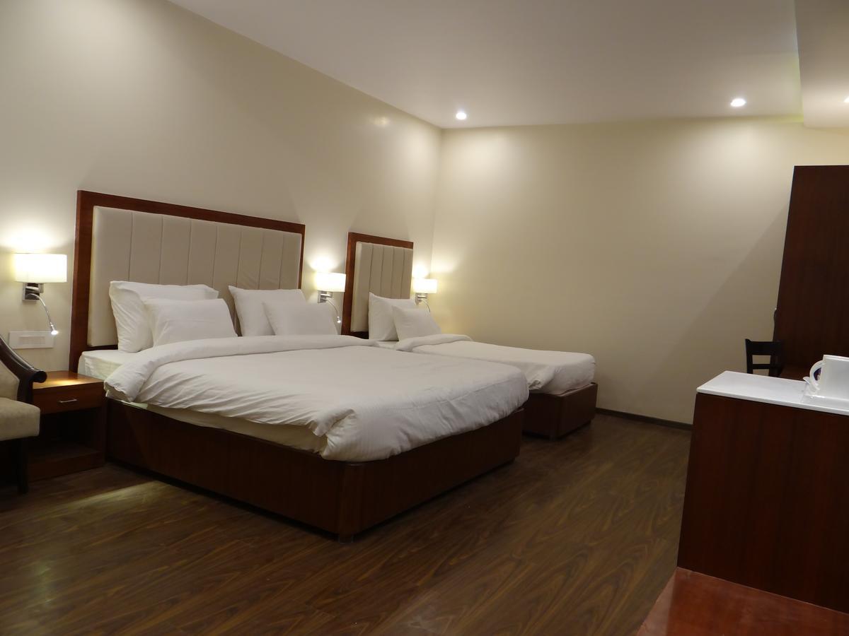 Hotel Tridev Varanasi Exterior foto