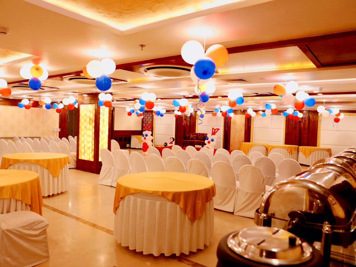 Hotel Tridev Varanasi Exterior foto