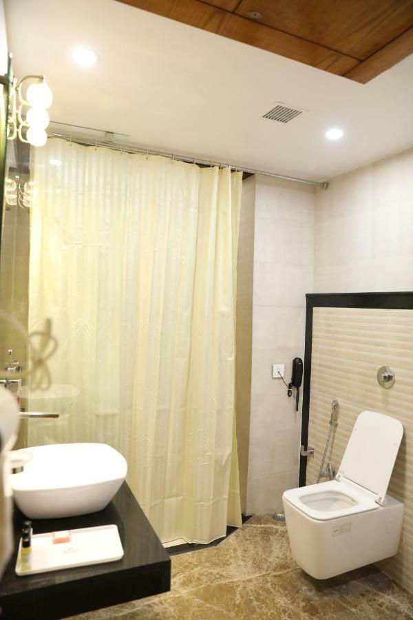 Hotel Tridev Varanasi Exterior foto